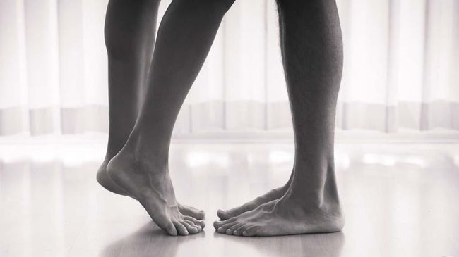 Posisi seks berdiri bisa membuat seseorang terjatuh. Berikut beberapa tips seks dengan posisi berdiri yang lebih menyenangkan dan terhindar dari jatuh.