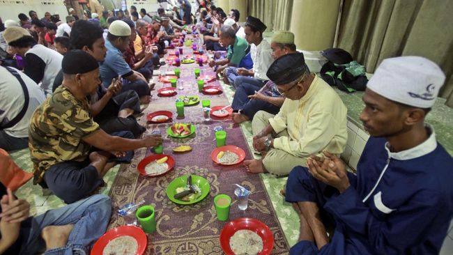 Untuk merayakan puasa pertama di bulan Ramadan 2021, banyak umat Muslim di seluruh dunia merayakannya dengan buka puasa bersama.