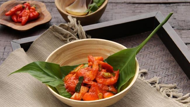 Menu makanan berbumbu balado yang tampak istimewa ini bisa jadi ide sajian buka puasa. Berikut resep praktis berbuka udang kentang balado khas Padang.