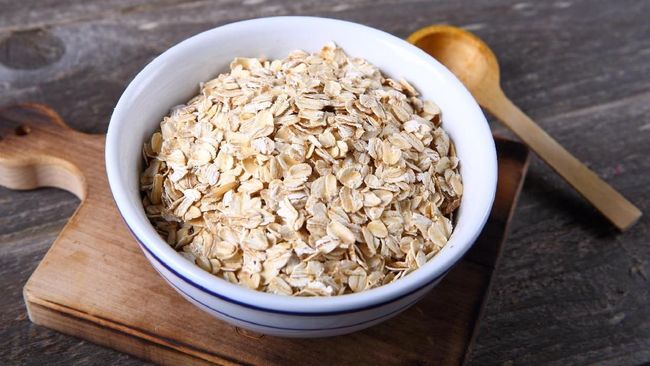 Oatmeal mengandung tinggi serat dan melancarkan pencernaan sehingga membantu penurunan berat badan. Berikut jenis oatmeal yang bagus untuk diet.
