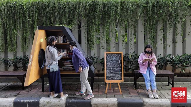 Saat ini warga Jakarta dan sekitarnya bisa menikmati keteduhan Taman Lembang sembari membaca buku dari perpustakaan mini.