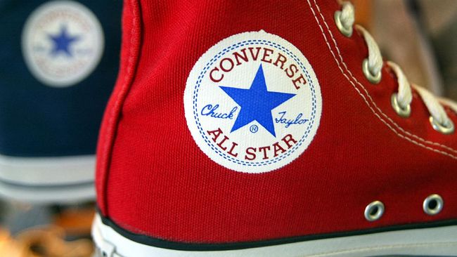 Desainer asal Florida, Cecilia Monge mengklaim bahwa Converse mencuri desain sepatu miliknya yang sempat ia ajukan saat melamar magang dua tahun lalu.