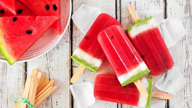 Beberapa waktu belakangan ini, cuaca tengah panas terik di siang hari. Anda bisa menyiapkan es loli semangka yang segar dan sehat.