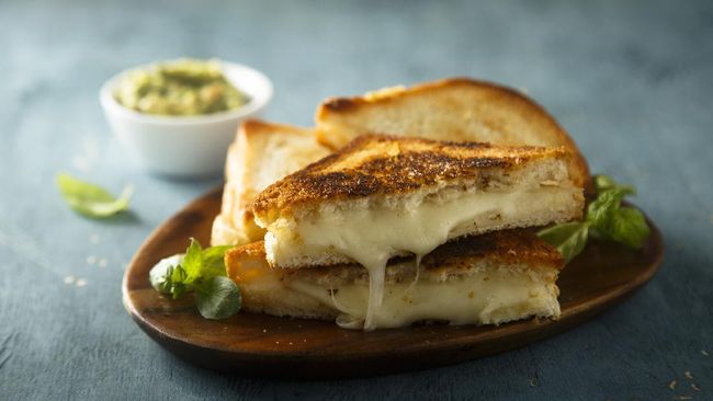 Menu roti panggang dengan keju bakal jadi menu yang sehat dan mengenyangkan, coba saja menu caramelized Onion, Mustard and Cheese Toast berikut ini.