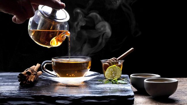 Tradisi teh di Indonesia tak lepas dari pengaruh masa kolonial. Industri teh mengalami jatuh bangun, mulai dari kerja paksa hingga teh yang dinasionalisasikan.