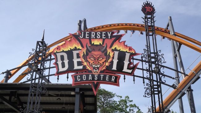 Jersey Devil telah dibuka dan langsung memegang rekor roller coaster rel tunggal tertinggi di dunia.