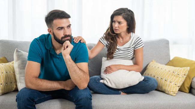 Masalah rumah tangga seringkali tak bisa dihindari, tak ada yang pernah adem ayem selamanya.. Berikut cara tenangkan suami yang marah.