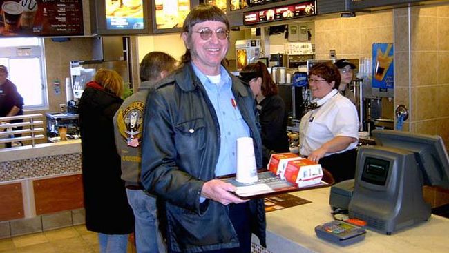 Rasa cinta Donald Gorske pada burger membuatnya menjadi pemegang rekor dunia terbanyak makan burger selama hidup yakni 32 ribu burger.