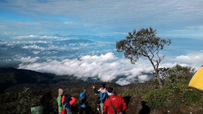 Pendaki yang hendak menjejak Gunung Ciremai wajib melakukan pendaftaran dan mematuhi protokol kesehatan pencegahan virus Corona.