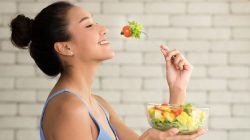 Tak hanya dengan metode diet tertentu, menurunkan berat badan juga bisa dilakukan secara alami. Berikut tujuh cara menurunkan berat badan secara alami.