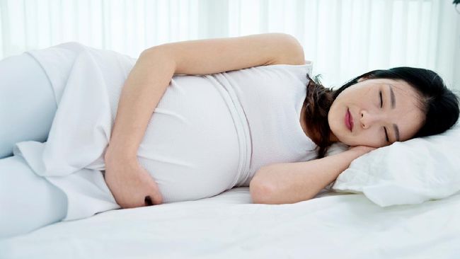 Perut membesar kerap membuat ibu hamil sulit tidur. Ketahui posisi tidur ibu hamil yang paling baik untuk ibu dan juga janin.