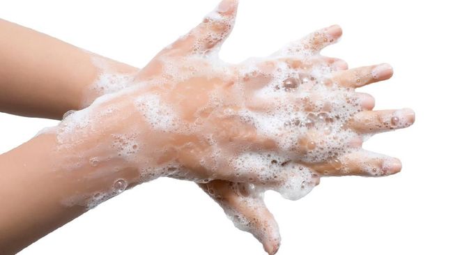 Manakah yang lebih efektif mencuci tangan dengan sabun dan air mengalir atau menggunakan hand sanitizer?