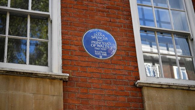 Apartemen Putri Diana di London, dianugerahi plakat biru dari pemerintah Inggris, yang menandakan kalau bangunan tersebut tempat bersejarah.