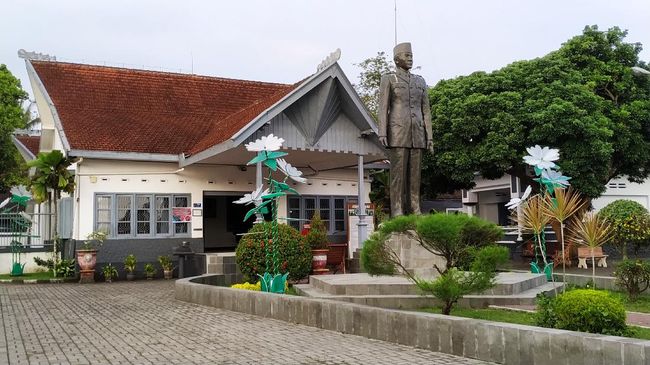 Ada banyak museum pahlawan yang dibangun di penjuru Indonesia, demi mengenang perjuangan mereka sebelum dan setelah Tanah Air Merdeka.