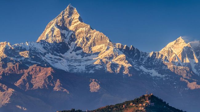 Seorang pendaki nekat sempat mendatangi puncaknya secara ilegal. Tiga tahun kemudian, ia tewas dalam longsor salju di Himalaya.