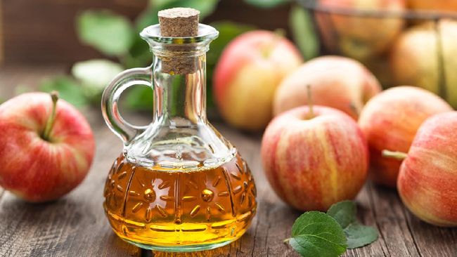 Cuka apel termasuk minuman yang banyak dikonsumsi saat diet karena membantu menurunkan berat badan. Berikut manfaat cuka apel untuk diet.