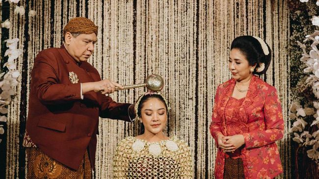 Khidmatnya Prosesi Adat Jelang Pernikahan Putri Tanjung