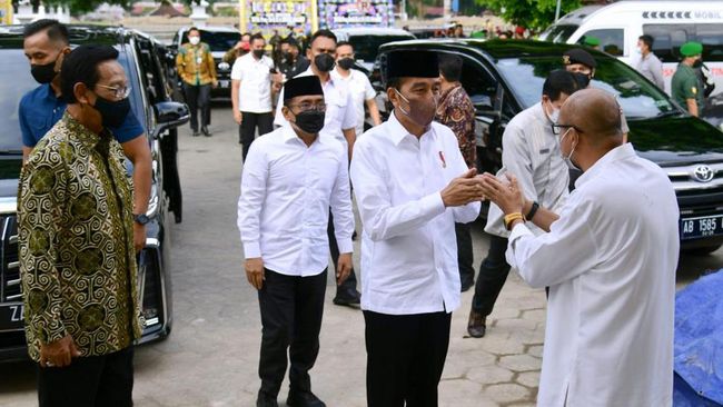 Momen Jokowi Melayat Almarhum Buya Syafii di Masjid Gede DIY