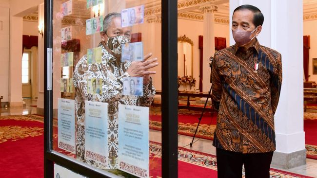 Saat Gubernur BI Pamer Uang Rupiah Baru ke Jokowi