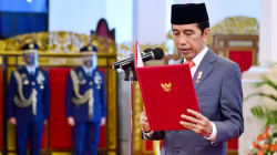 Presiden Joko Widodo (Jokowi) melantik lima anggota Dewan Kehormatan Penyelenggara Pemilu (DKPP) masa tugas 2022-2027, di Istana Negara, Jakarta, Rabu (7/9/2021). BPMI/Setpres