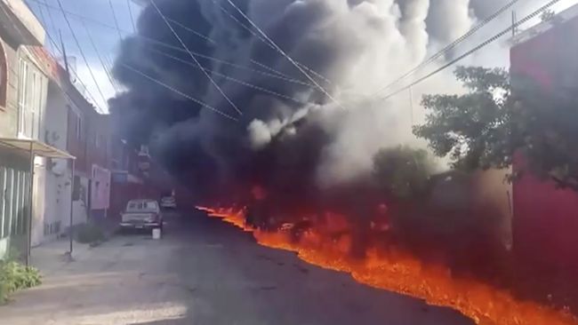 Meledak! Truk BBM Tabrak Jalan Layang, Picu Kebakaran Hebat
